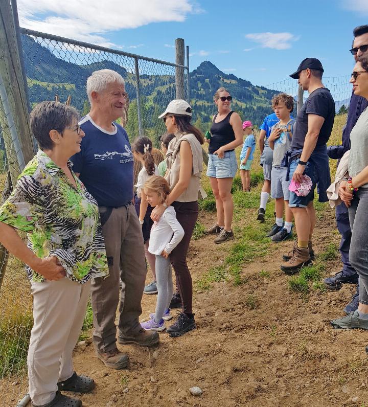 Christine und Bruno Haldi ((links) erklären ihren Gästen das Drum und Dran in ihrer Hirschwand.