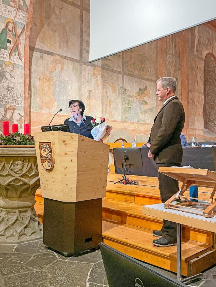 Die angehende Gemeindepräsidentin Petra Schläppi verabschiedete den langjährigen Gemeindepräsidenten Toni von Grünigen mit lobenden Worten. FOTO: JOCELYNE PAGE