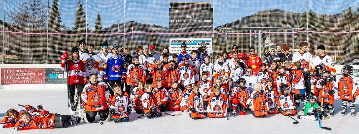 Eine eindrucksvolle Kinderschar fand sich am Swiss Ice Hockey Day in Gstaad zusammen. FOTOS: ERICH KÄSER