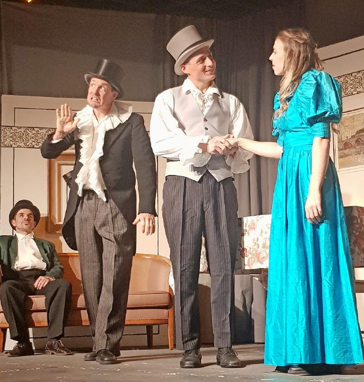 Von links: Der Wirt Brighella (Hans-Ruedi Romang), Dot. Lombardi (Mathias Reichenbach), Silvio (Patrick Matti), Clarice (Zoe Herrmann).