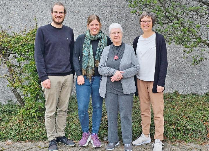 Wechsel im Vorstand: Thomas Hadorn (neu), Stellenvermittlerin Lisa Ioset, Madlen Leuenberger (ausscheidende Beisitzerin) und Präsidentin Veronika Maurer. FOTO: SIMMENTAL ZEITUNG Wechsel im Vorstand: Thomas Hadorn (neu), Stellenvermittlerin Lisa Ioset, Madlen Leuenberger (ausscheidende Beisitzerin) und Präsidentin Veronika Maurer. FOTO: SIMMENTAL ZEITUNG
