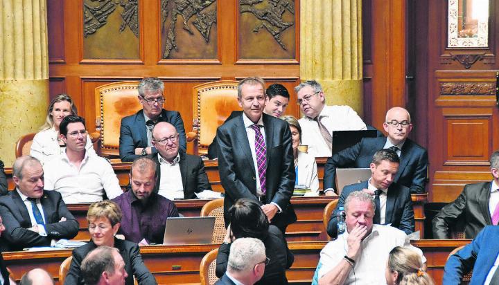 Nationalrat Erich von Siebenthal hört den Worten des Vorsitzenden mit einem Lächeln auf den Lippen zu. FOTO: ANITA MOSER