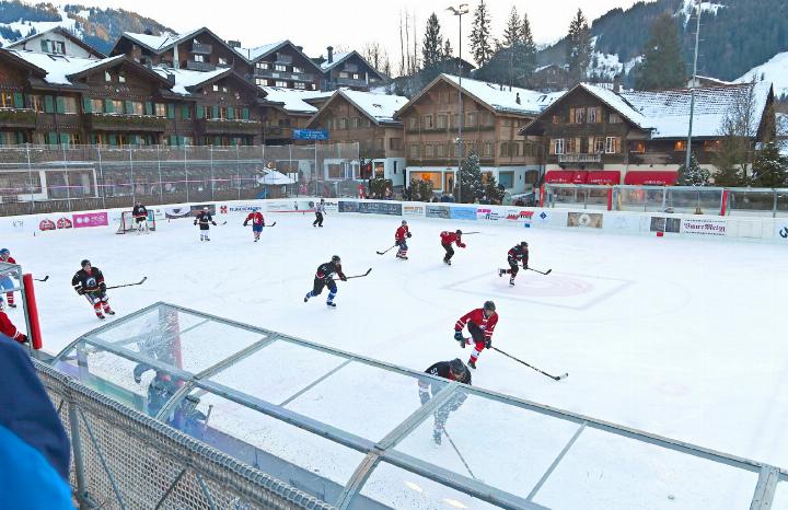 Die Tribüne über der Spielerbank bot einen fabelhaften Ausblick aufs gesamte Spielfeld. FOTOS: JENNY STERCHI