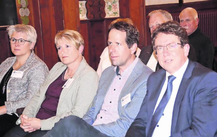 Beatrice Zeller, Vera Brand-Küng, Matthias In-Albon sowie Bundesrat und Ehrenmitglied Albert Rösti an der Generalversammlung der Volkswirtschaft Berner Oberland.. FOTO: ZVG