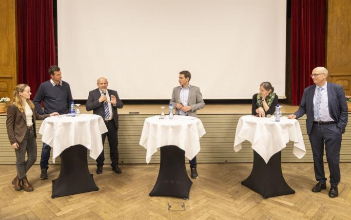 Auf dem Podium diskutierten (v.l.) Leana Waber (BEBV und JULA), David Perreten (LVS), Ernst Wandfluh (SAV), Moderator Simon Bach, Dora Fuhrer (Bio Suisse und Bio Bern) und Markus Ritter (SBV).    FOTOS: MICHAEL SCHINNERLING