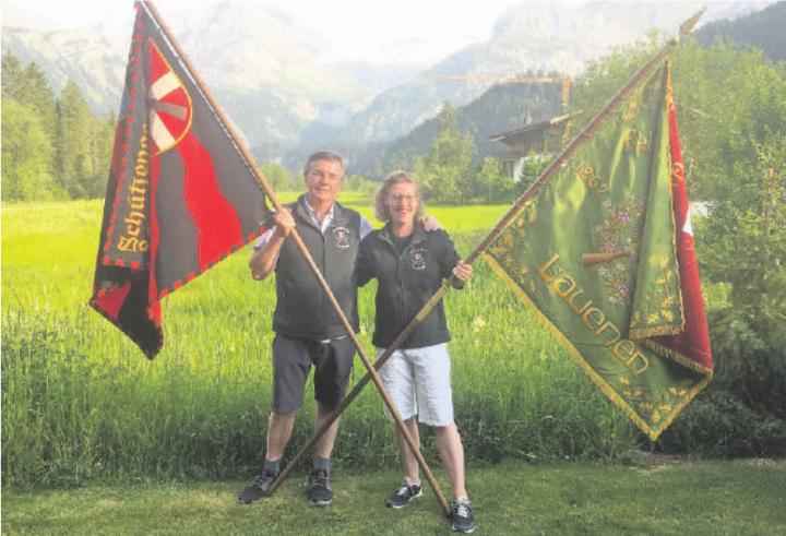 Die beiden Fahnenträger: Daniela Bangerter (1. Rang) und Markus Oehrli (2. Rang).