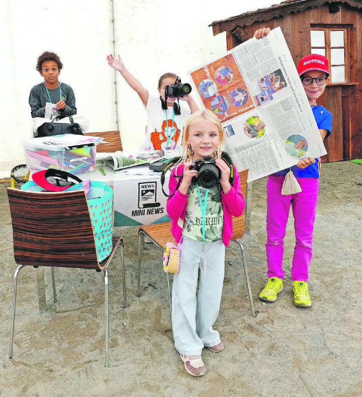 Die Journalistencrew im Einsatz! Von links: Aden, Leila, Ladina und Chiara. FOTO: SONJA WOLF