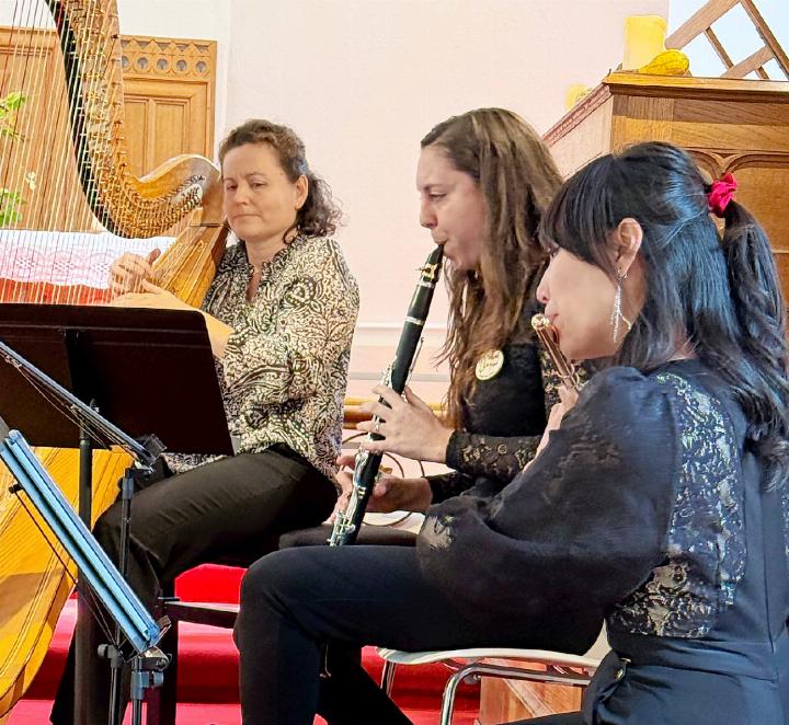 Valentina Rebaudo (Mitte) führt nicht nur gekonnt durchs Programm. Sie beeindruckt auch als Musikerin. FOTO: TINA DOSOT
