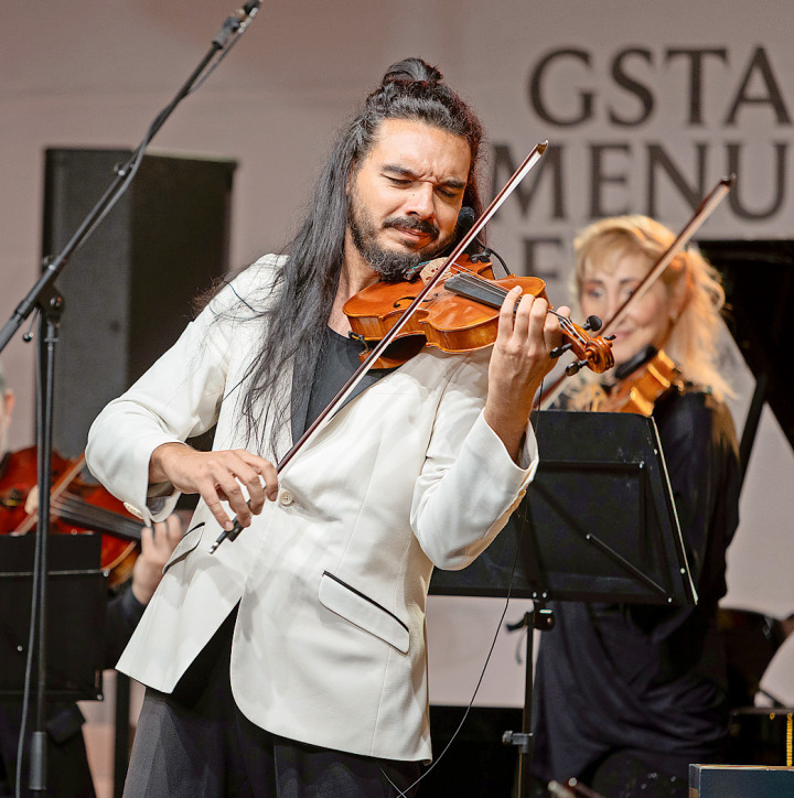Ergänzten sich gut: Geiger Nemanja Radulovic´ mit seinem Ensemble «Double Sens» und DJ Awen.