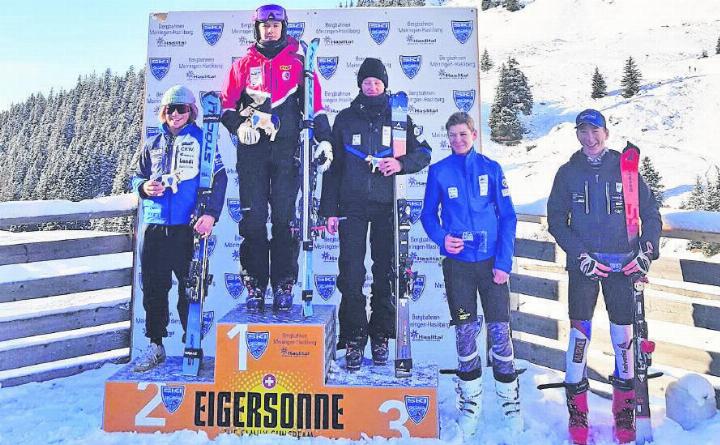 Auch bei den Knaben hat das Saanenland triumphiert: Toru Kusano fährt auf den ersten Platz, Elia Bach auf den fünften (rechts), beide sind Mitglieder des Skiclubs Turbach-Bissen.