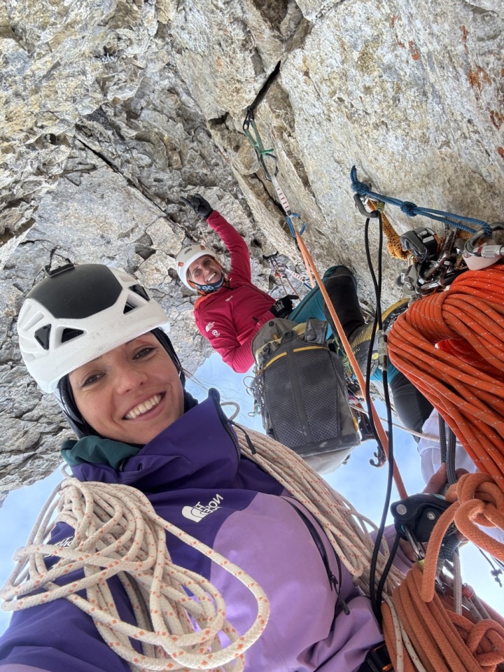Die Alpinistinnen Melanie Grünwald (vorne) und Fay Manners bei der Erschliessung der Route. (Fotos: zvg)