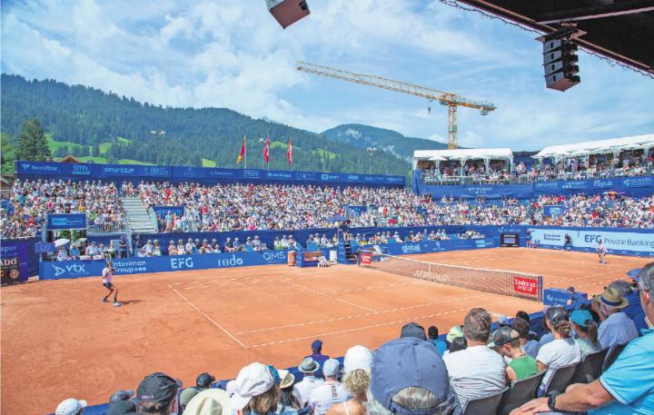 Die Halbfinals und das Finale beim EFG Swiss Open Gstaad fanden vor vollen Rängen in der Roy Emerson Arena statt. FOTOS: JOCELYNE PAGE