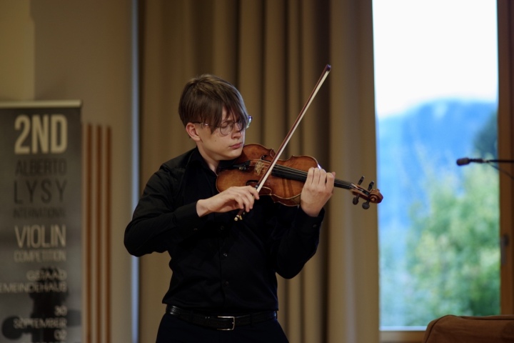Bohdan Lutz hat die zweite Ausgabe der Alberto Lysy International Violin Competition gewonnen. Auch den Publikumspreis hat er abgestaubt. (Foto: Association Rencontres Musicales Camerata Lysy)