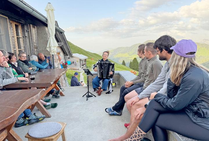 Musikalisches Erlebnis auf der Terrasse der Grubenberghütte. FOTOS: RUEDI HÄHLEN