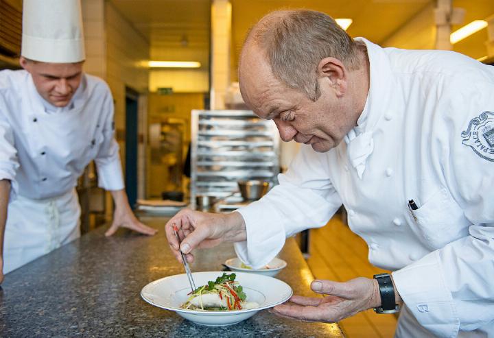 «Koch des Jahres 2025/26» im Karl Wild Rating der «Neuen Zürcher Zeitung» am Sonntag: eine weitere ehrenvolle Auszeichnung für Culinary Director Franz W. Faeh. FOTO: GSTAAD PALACE