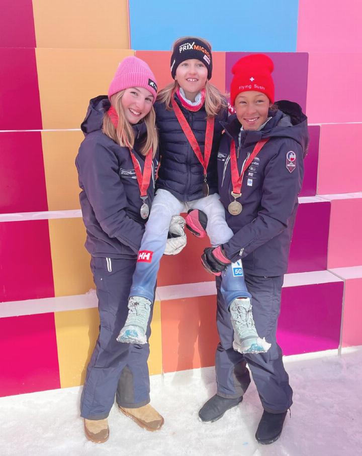 Die drei Topplatzierten auf dem Foto: Lena von Siebenthal, Amaëlle In-Albon und Lisa Testa mit ihren Medaillen vom Sonntag.    FOTO: ZVG