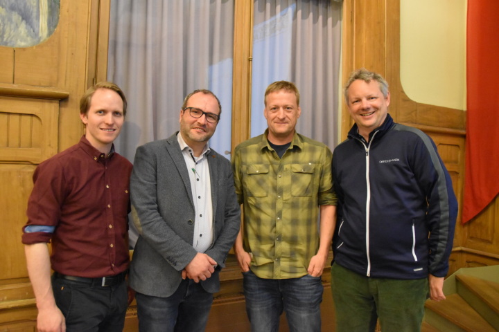 Sie blicken positiv in die Zukunft (von links): Christian Hauswirth (neu, Projektleiter Gruppe Bau), Jonas  Wanzenried (Präsident), Bernhard Ludi (hat demissioniert) und Marco Zürcher (neu). (Foto: AvS)
