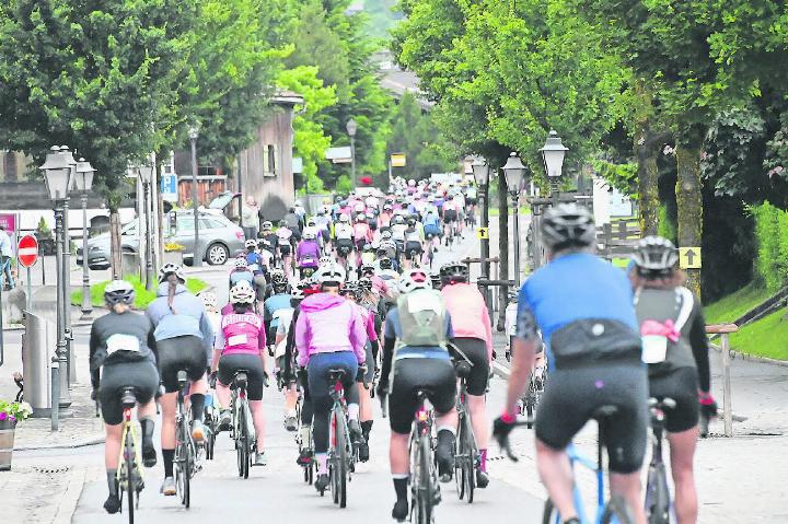 Es wollte kein Ende nehmen: In beiden Startblöcken am Samstagmorgen begaben sich jeweils über 200 radsportbegeisterte Damen von der Gstaader Promenade aus auf die Runden. Zur Auswahl standen Gran Fondo (136 Kilometer) und Medio Fondo (87 Kilometer). FOTOS: JENNY STERCHI