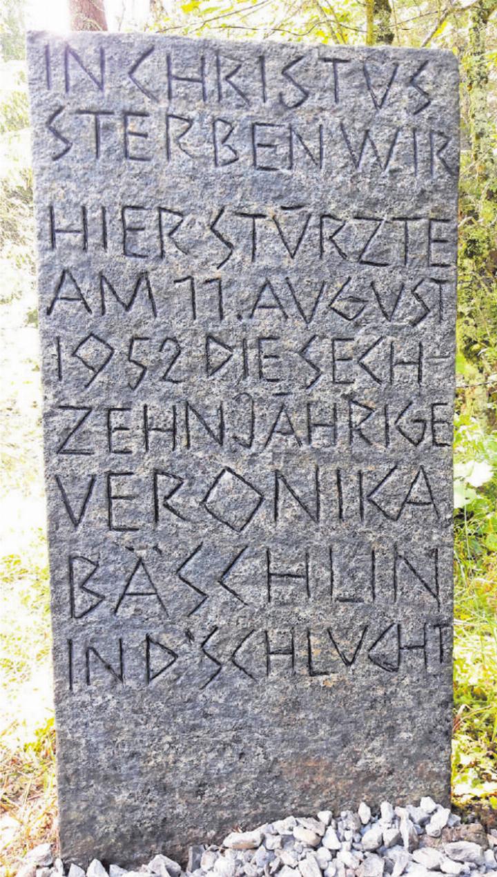 Diese Inschrift auf einem Gedenkstein hat ein Wandererehepaar betroffen gemacht. Sie war der Auslöser für private Nachforschungen. FOTO: EIN WANDERER AUS ZWEISIMMEN