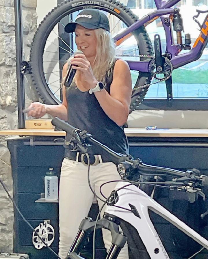 Eva Hürlimann bringt mit sprühender Energie gleich drei Rollen scheinbar mühelos unter einen Hut: Leistungssportlerin, Unternehmerin und Mutter.
