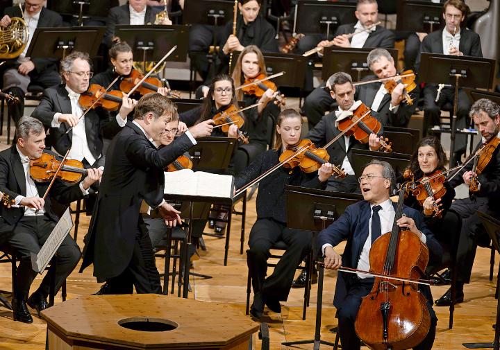 Wahre Leidenschaft für die Musik ist in den Gesichtern von Cellist Yo-Yo Ma (rechts) und Dirigent Renaud Capuçon zu erkennen. FOTOS: RAPHAEL FAUX/SOMMETS MUSICAUX