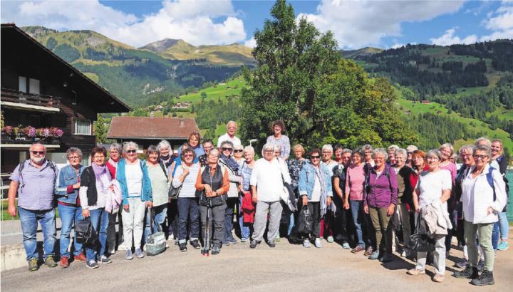 Die pensionierten Mitarbeitenden der Alterswohnen STS AG freuen sich über den eindrucksvollen Tag. FOTO: ZVG