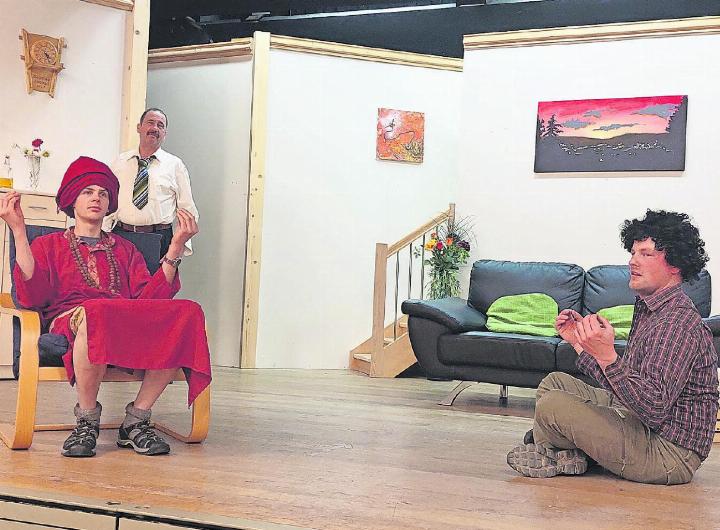 Die Jodler vom Klub «Bärgfriede» führen «Nüt als d Wahrheit» auf – ein Stück mit vielen lustigen Wendungen und Pointen. FOTO: ZVG