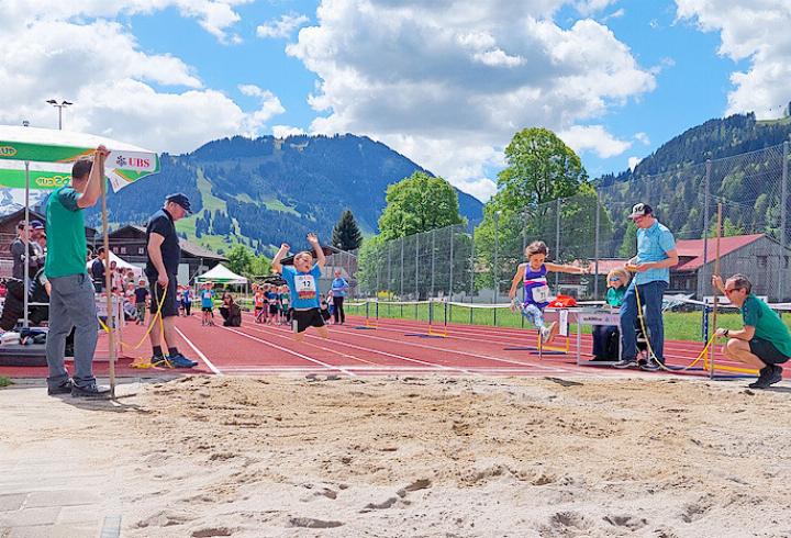 Voller Wettkampfeinsatz beim Weitsprung. FOTO: ZVG