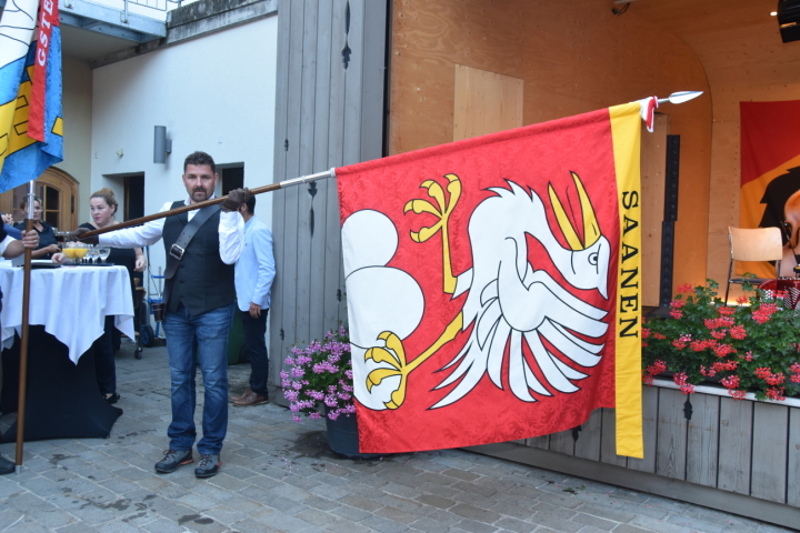Mit sichtlichem Stolz präsentiert Fähnrich Kenny Oehrli die Fahne der Gemeinde Saanen. (Fotos: Anita Moser)