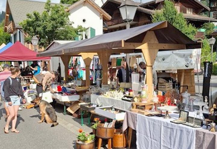 Das OK Brocante und Markt und die Ausstellenden freuen sich auf viele Besucher:innen am 9. August in Saanen. FOTO: ARCHIV/UELI MÜLLER