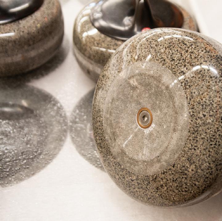 Die untere Seite eines Curlingsteins. Gut zu sehen ist die Lauffläche, mit der der Stein über das Eis gleitet. Diese wird wenn nötig neu geschliffen.