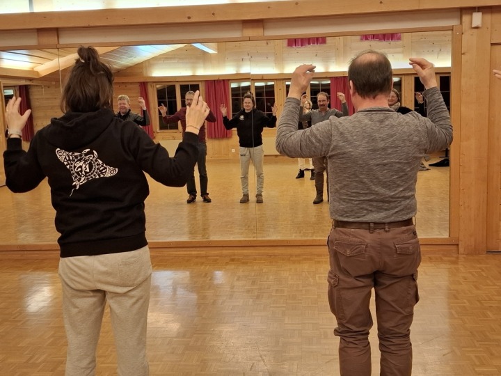 Die Charakterdarstellungen werden vor dem Spiegel geprobt. Fotos: Jürg Domke Die Charakterdarstellungen werden vor dem Spiegel geprobt. Fotos: Jürg Domke