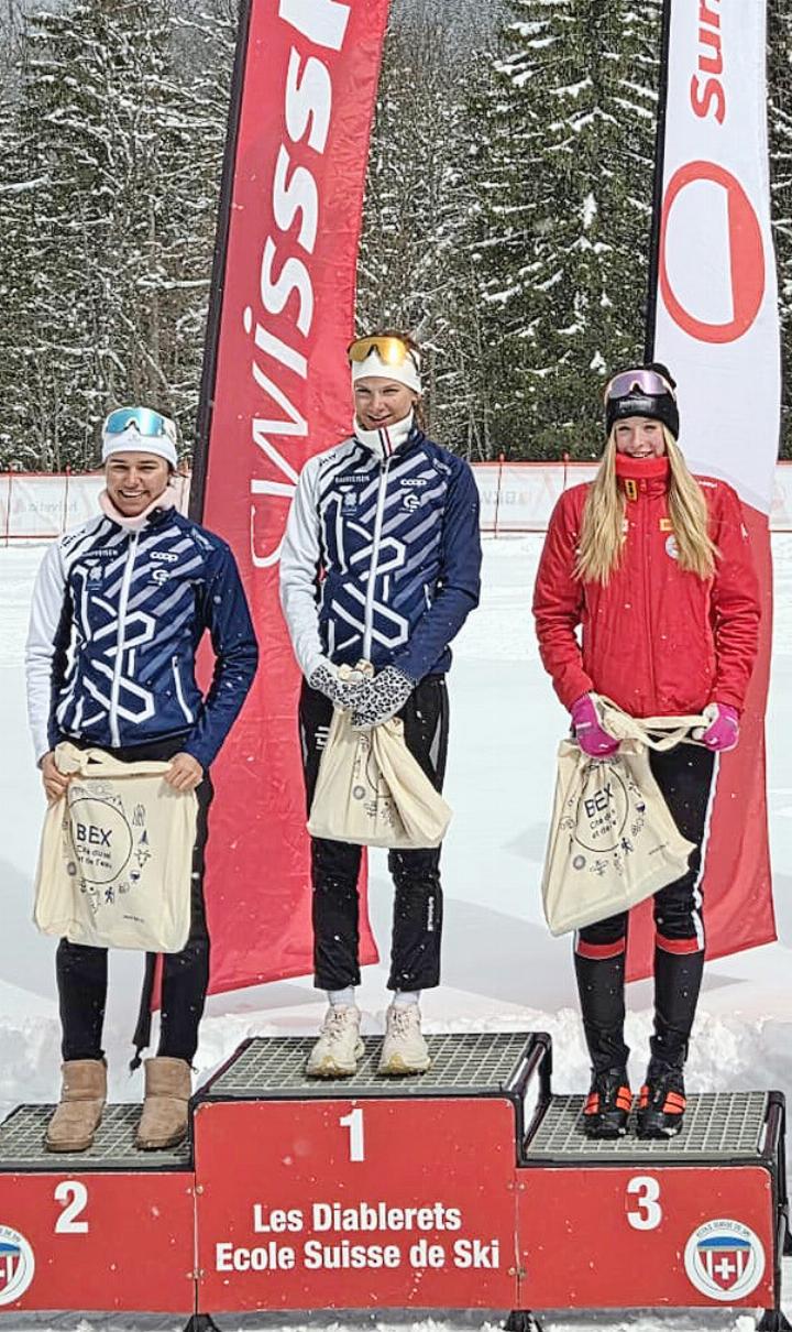 Danja Reichenbach erhält ihre U18-SM-Sprint-Bronzemedaille.