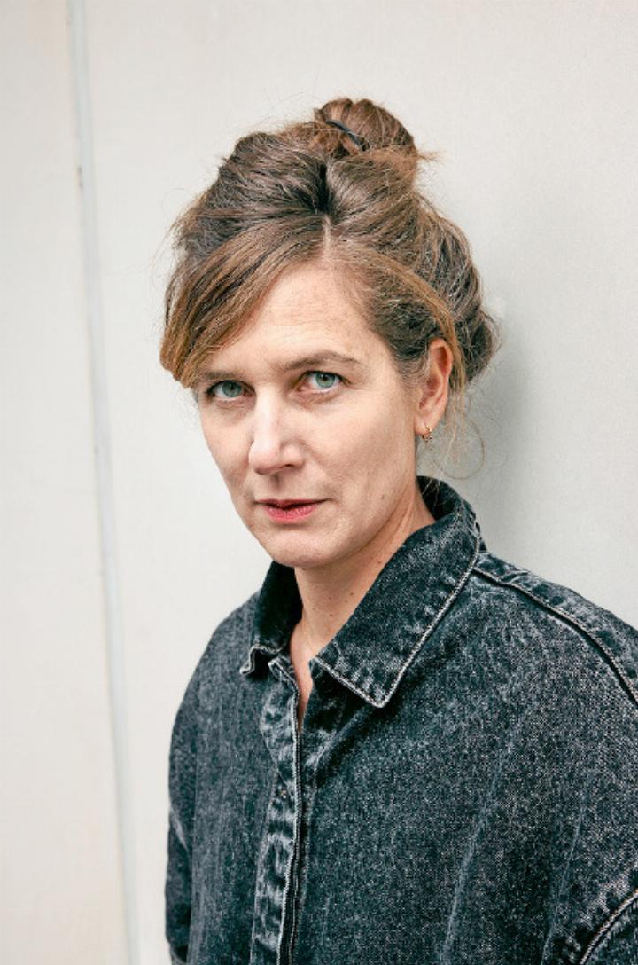 Die Autorin Gina Bucher…