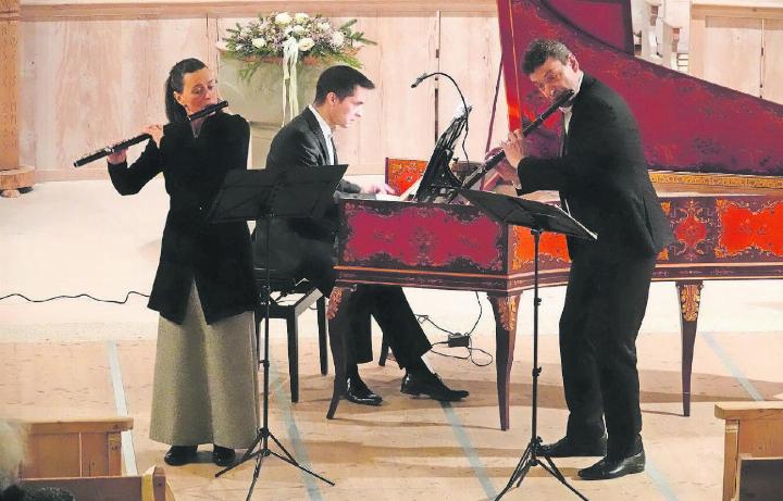 Das Trio Ana Oltean, Vital Julian Frey und Kaspar Zehnder mit ihren Instrumenten in musikalischem Einklang perfekt interpretierter Sonaten von und um J.S. Bach, erfreute mit ausdrucksstarken, lebensfreudigen Leckerbissen. FOTO: HEIDY MUMENTHALER