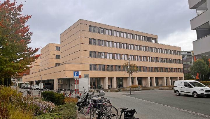 Im Justizzentrum Oberland in Thun wurden am Montag zwei junge Einbrecher zu Freiheits- und Geldstrafen verurteilt. FOTO: PETER SCHIBLI