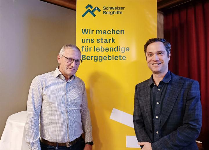 Martin Abderhalden (rechts), Leiter Gewerbe bei der Berghilfe, führte durch eine informative Präsen tation. Er war in Begleitung von Oswald Perler, dem ehrenamtlichen Gebietsexperten für das Obersimmental und das Saanenland. FOTO: ZVG