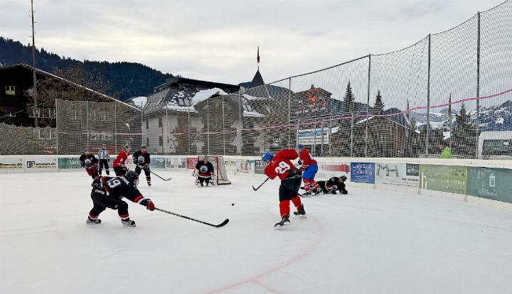Koppigens 29 zieht ab und trifft. Die 29 ist Simon Baumberger, von der Statur vergleichbar mit einem Baum und mehrmals Torschütze am Gstaader Seniorenturnier am letzten Samstag.
