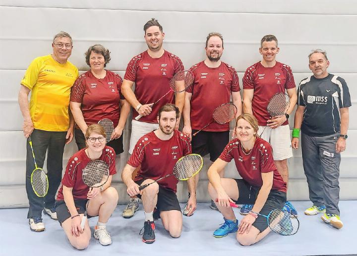 Hinten v.l. Spielertrainer Jules van Enckevort, Tatjana Röthlin, Sam Matti, Mike Matti, Thomas Trachsel, und Hilfscoach Sascha Zehr. Vorne v.l. Sybille Hofmann, Remo Späti und Heidi Inäbnit. (Es fehlen: Zoltan Varga und Simon Feuz) FOTO: ZVG