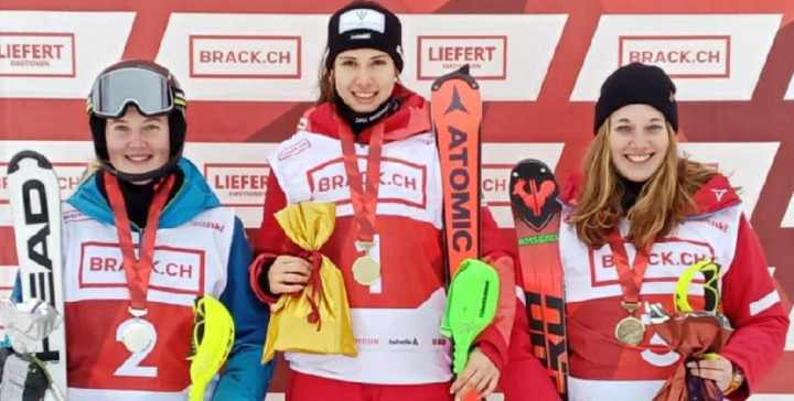 Das Podest der schweizweit schnellsten Juniorinnen U21 im Slalom: Neben Siegerin Anuk Brändli (Mitte) strahlen auch die Zweitplatzierte Elyssa Kuster (links) und Chiara Lanz in die Kamera. (Foto: zvg)