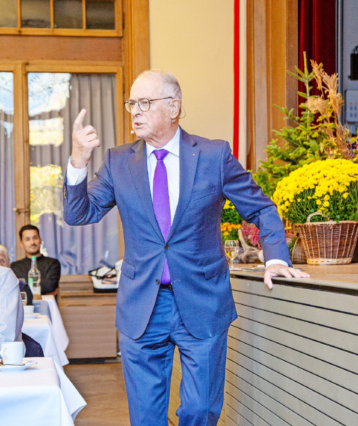 Alt Bundesrat Adolf Ogi unterhielt die Seniorinnen und Senioren im Landhaus Saanen bestens – mit Anekdoten aus seinem Leben als Politiker und Uno-Sonderberater. FOTOS: JOCELYNE PAGE