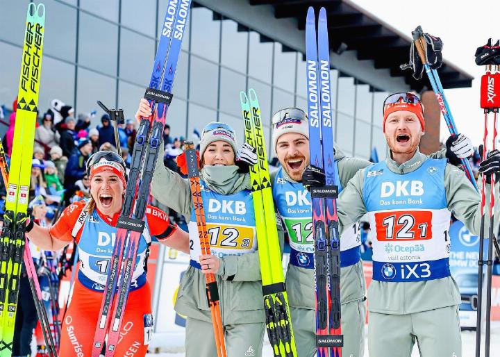 V.l. Lena Häcki-Gross, Aita Gasparin, Joscha Burkhalter und Sebastian Stalder jubeln über den zweiten Rang. FOTO: ZVG