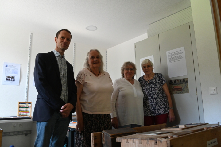 Sie haben nicht locker gelassen: Thomas Reichenbach und das Kernteam mit (v.l.) Vroni Althaus, Margrith Brand und Huldi Reichenbach. Hier vor einem sehr alten Schulpult als Teil einer kleinen, sorgfältig kreierten Ausstellung zur Schulgeschichte im Turbach – eine Aktion zum 100-Jahr-Jubiläum. (Foto: AvS)