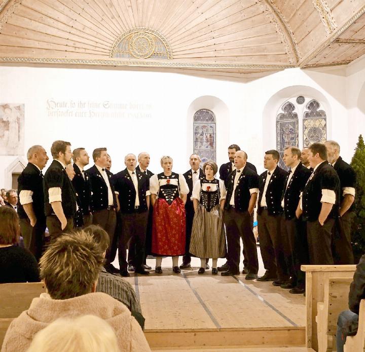 Der gastgebende Jodlerklub Rinderberg-Oeschseite eröffnete den Konzertabend. FOTOS: LUZIA WYSSEN