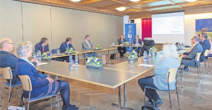 Die Generalversammlung der Saanen Bank im kleinen Rahmen mit den offiziellen Vertretern und ohne Publikum. FOTO: CORINNA MÜLLER