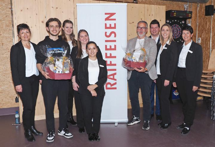 Ein Teil des Raiffeisen-Teams mit den Referenten: Renate Schwizgebel, Alain Haldi, Cécilia Weiss, Lara Kaiser, Diana Costa Oliveira, Nicolas Germiquet, Marcel Grütter, Melanie von Känel und Sonja Perren. FOTO: ZVG Ein Teil des Raiffeisen-Teams mit den Referenten: Renate Schwizgebel, Alain Haldi, Cécilia Weiss, Lara Kaiser, Diana Costa Oliveira, Nicolas Germiquet, Marcel Grütter, Melanie von Känel und Sonja Perren. FOTO: ZVG