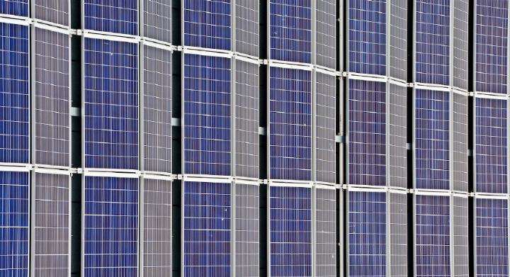 Seit diesem Jahr lässt der Kanton Bern auch Solaranlagen an Gebäudefassaden
zu, allerdings nur unter bestimmten Bedingungen.
SYMBOLBILD: PIXABAY