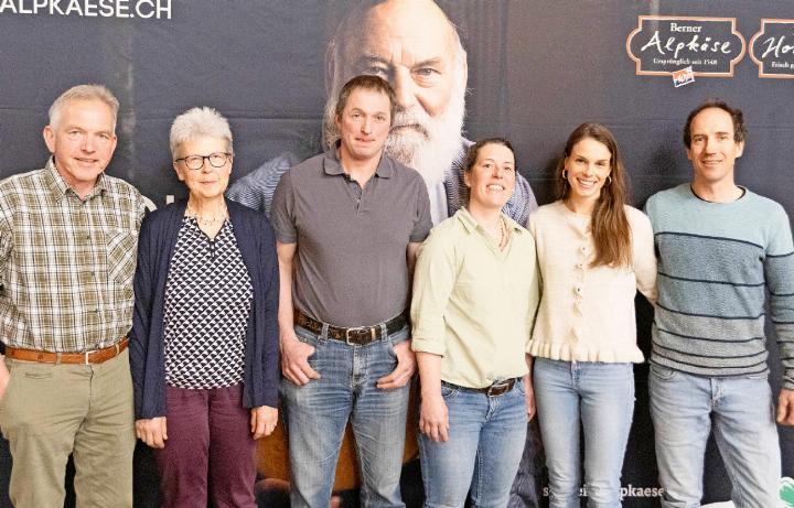 Von links: Rudolf und Ursula Trachsel (Lauenen, Stierendungel), Armin und Annina Müllener (Gstaad, Hasenloch) sowie Ramona und Jos Zumstein (Gstaad, Turnels). Es fehlen: Hedi Bütschi-von Grünigen (Saanen, Gfell), Alexander Gobeli (Saanen, Hintere Walig), Christian Haldi (Grund, Arnen), Patrick Röthlisberger (Schönried, Sefinen und Parwengen), Michael Schläppi (Grund, Gfellalp), Jürg Romang (Gstaad, Lätziweid) und Christian von Siebenthal (Lauenen, Marnex). FOTO: MICHAEL SCHINNERLING