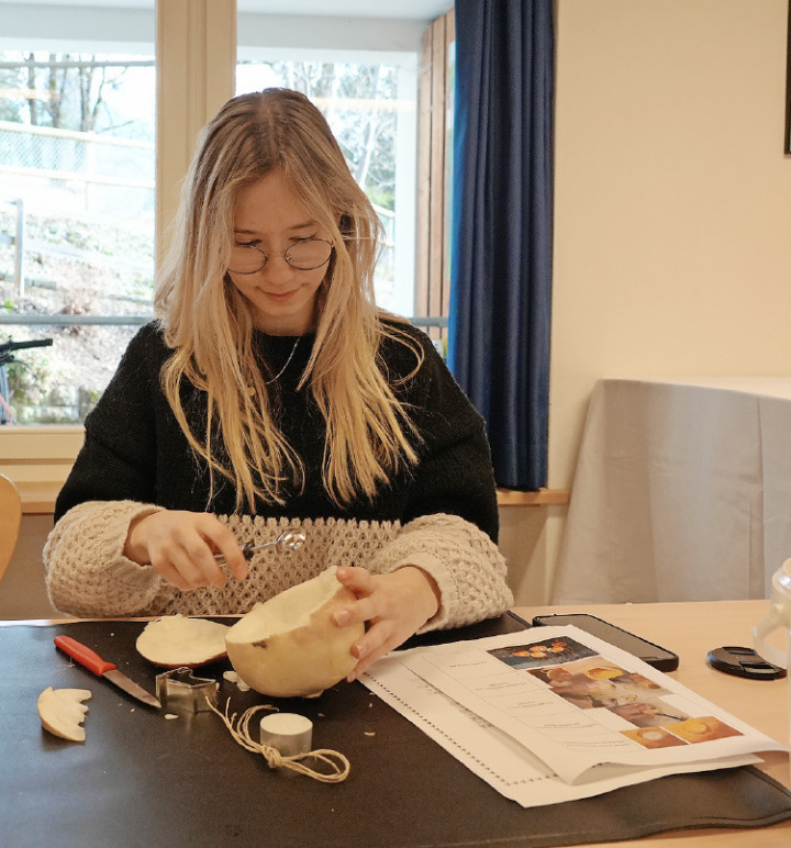 Fleissig höhle ich mein «Räbeli» aus…