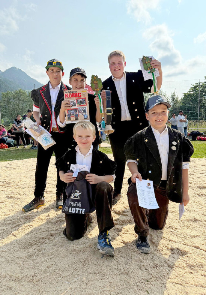 Die Jungschwinger in Rougemont: hinten v.l. Schopfer Nick, Annen Michael und Signer Simon; vorne v.l.: Frautschi Fabian und Michel Gian. FOTO: CHRISTINE FRAUTSCHI